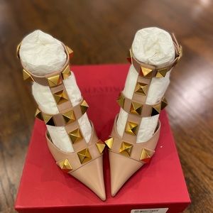 VALENTINO GARAVANI
ROMAN STUD CALFSKIN PUMPS